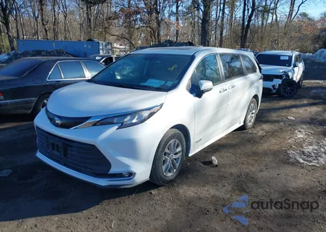 2021 Toyota Sienna Xle z USA, uszkodzony, nr VIN 5TDYSKFC0MS022318